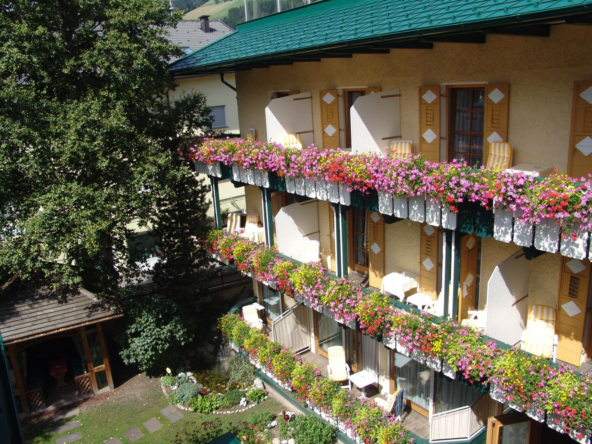 Hotel Cavallino Bianco - Weisses Roessl San Candido Eksteriør billede