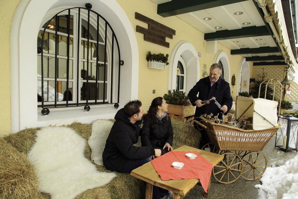 Hotel Cavallino Bianco - Weisses Roessl San Candido Eksteriør billede